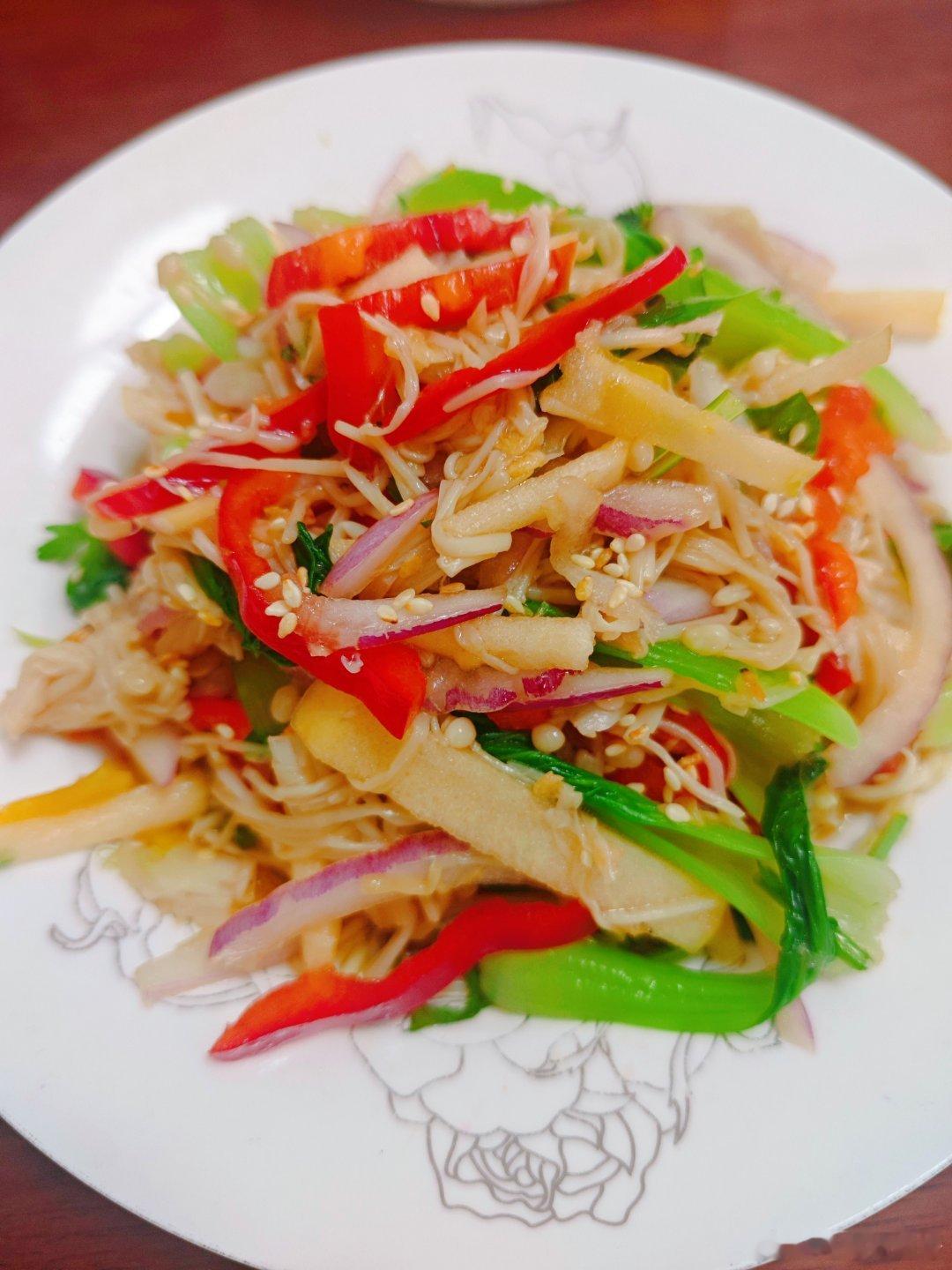 美好的一天从早餐开始～
周五愉快呀！[鲜花]

今日份早餐∶
苹果洋葱拌彩椒金针菇油菜、秋葵蒸鸡蛋虾酱、水煮蛋、火龙果馒头、火龙果、山药莲藕白芝麻红枣花生黄豆浆、葡萄干南瓜子无糖酸奶～

#营养早餐##人间烟火气##生活手记##早餐[超话]# ​