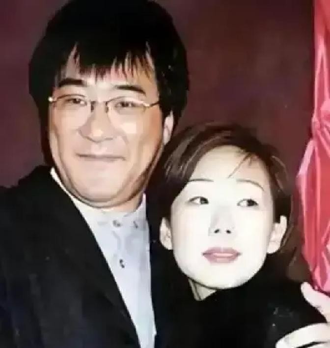 1994年，李宗盛婚内爱上林忆莲，两人为了寻求刺激就悄悄同居，结果没多久，林忆莲就怀孕了，李宗盛赶紧跑回家和朱卫茵坦白：&34;林忆莲怀孕了，我要对她负责，咱俩赶紧离婚吧。&34;

朱卫茵没哭也没闹，只是静静地看着眼前这个熟悉又陌生的男人。她记得八年前自己辞职远嫁时那一腔孤勇，也记得每个等不到人的长夜。她张了