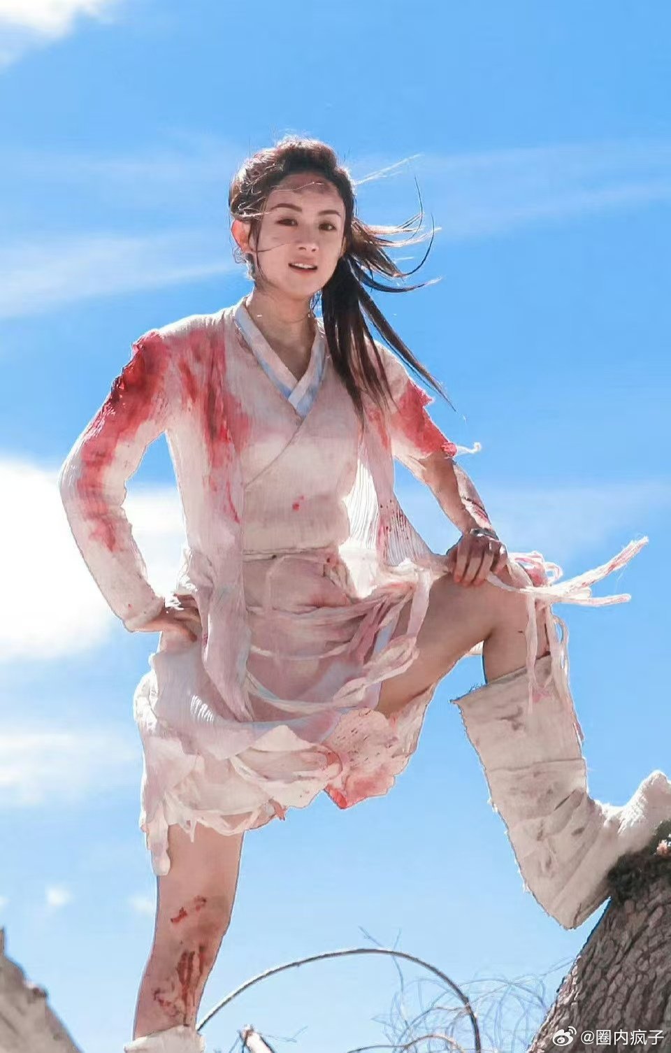 #楚乔传赵丽颖被接住的第一反应# 这才是一个正常女人被公主抱的反应，不是0.5倍速唯美氛围感旋转。 ​