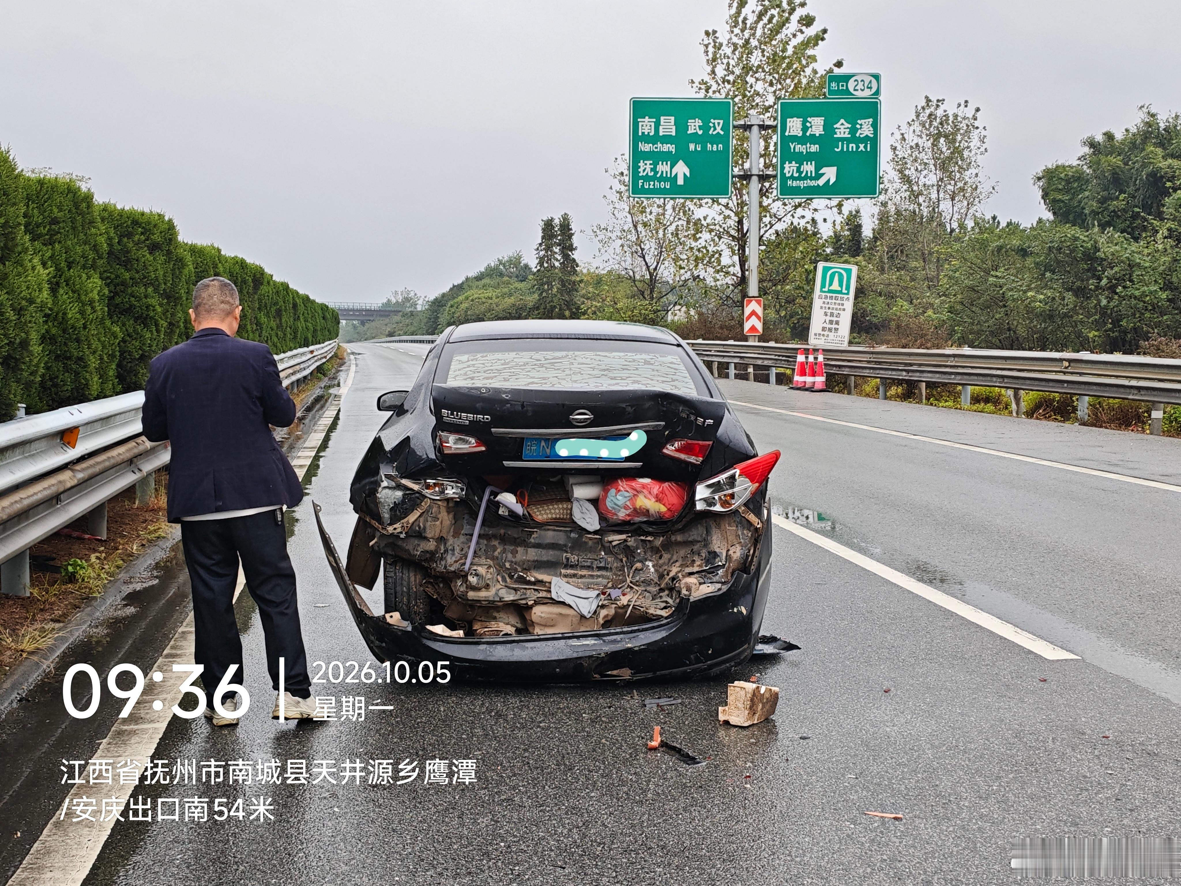 本来想先回一趟郑州，找朋友吃吃喝喝玩玩，然后无论如何，要乘高速免费之前10/8赶回银川。我是想回家的。
所以我10/4一下播卖完鸭子，我就从龙岩出发了，往郑州赶。开到江西抚州南城服务区，我真的开的有点累，所以我进去服务区睡了一觉，睡醒以后我还吃了个早餐，喝了个牛奶，精气神十足的继续上路。
 ​