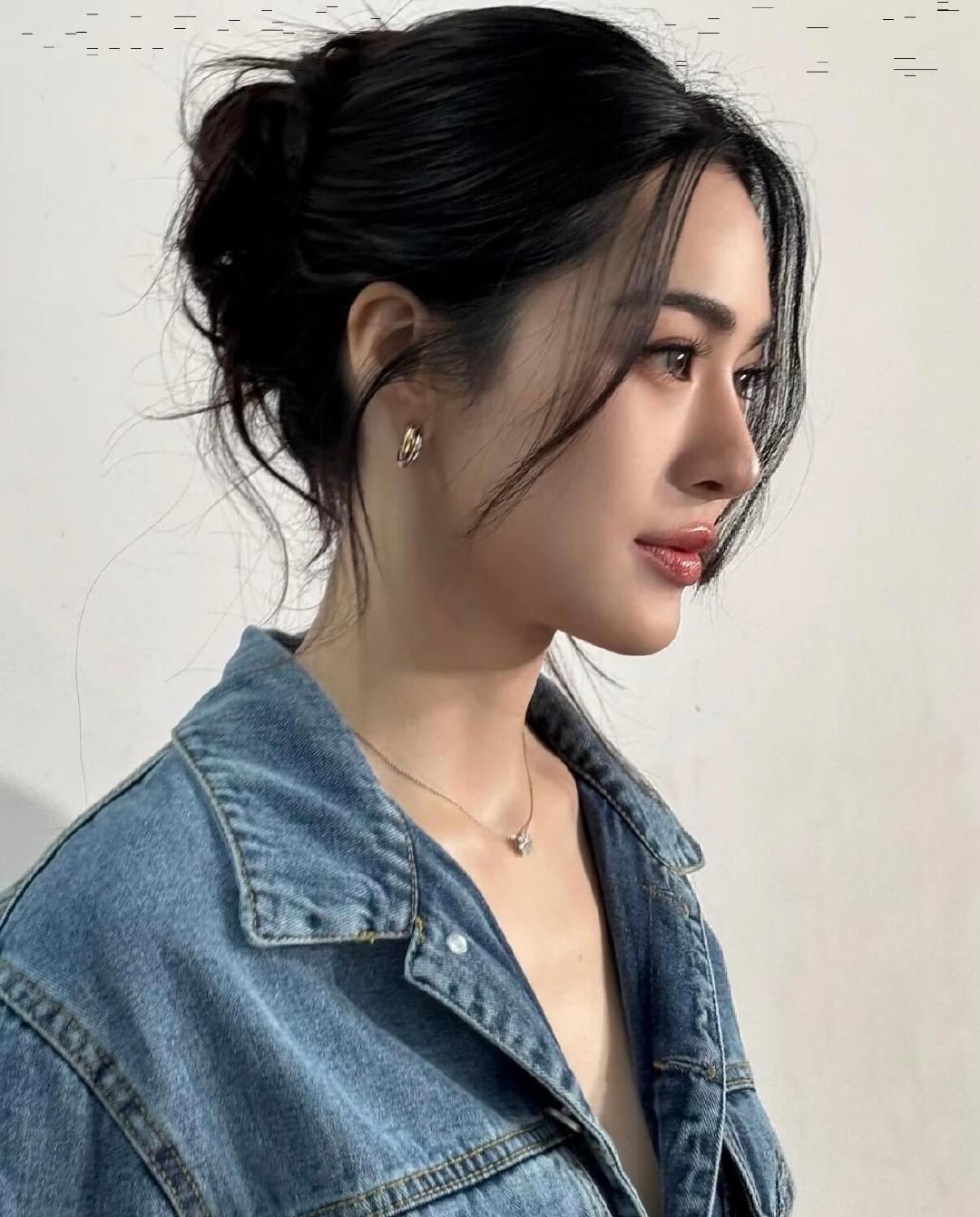 #邝玲玲全球最美女性第一名# 她拿下“双冠王”的消息席卷各大泰媒主页。连Google搜索都被她刷屏。这不是一个小圈子的新闻，这是她的名字被全世界搜索。 ​