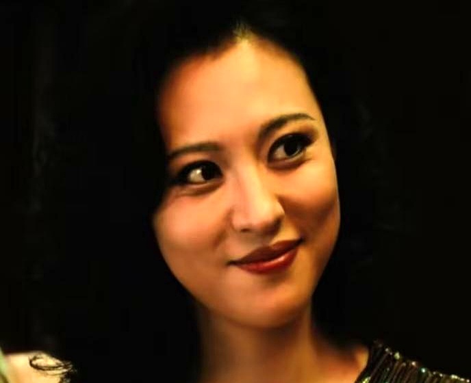 新剧《交锋》里的“夏姐”周放靠硬核演技出圈，观众去扒底细才吓一跳，她结婚多年的老公居然是知名导演刘畅
 

青梅竹马打小认识，熬过多年异地，兜兜转转二十多载修成正果，如今连两个儿子都会打酱油了，外界愣是没几个人知道
 

换成很多圈内人，手里握着青梅竹马嫁名导的神仙剧本，营销通稿和恩爱人设早就满天飞