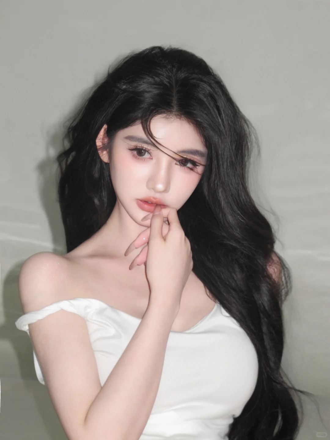 清纯00后冷艳模特小姐姐，饱满如樱桃压痕般唇珠凹陷，在唇珠中央浅浅凹陷...