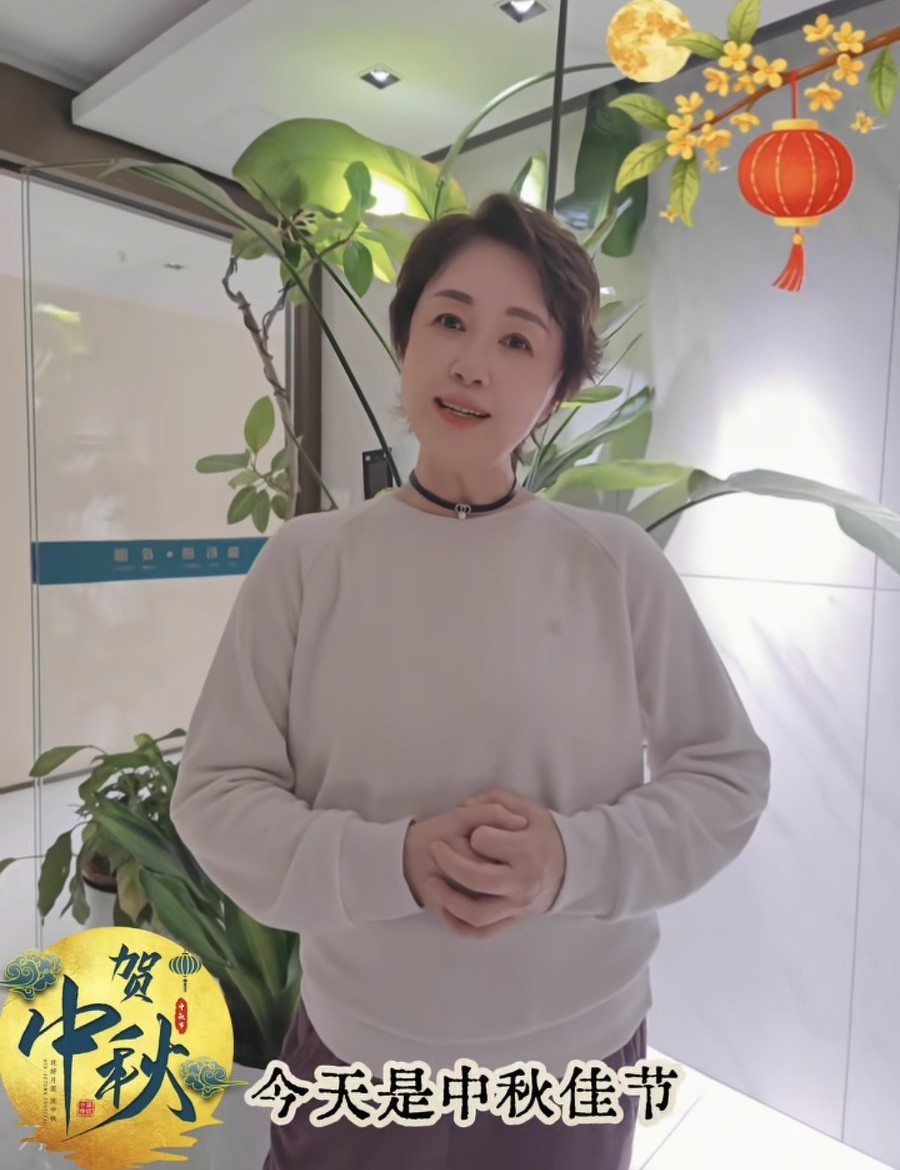 9月24日，傅艺伟发视频祝广大粉丝朋友中秋节快乐，她瘦了不少，打扮时尚，拍摄背景