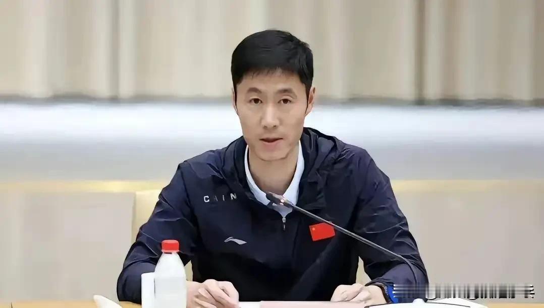 国乒的人性化：允许女队员佩戴首饰参赛
陈幸同戴着戒指、两条项链和耳钉上场，进行高强度对抗。这在过去是不敢想象的。
国际乒联有明确规则，饰品不能晃眼、不能有安全隐患，具体由裁判长裁定。国乒没有以此严苛限制，只要不越界就予以包容。
足球严禁戒指项链耳钉，以防对抗中划伤。乒乓球没有身体冲撞，风险较小