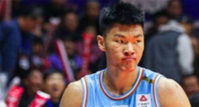 600万顶薪坐穿板凳，交易否决权锁死自己，CBA最贵内线京粤大战0秒出场，网上还在热炒拿他换人
北京男篮96比78赢广东那场球，范子铭穿着训练服在替补席坐了48分钟。技术统计出场栏写着0分00秒。他拿的是600万D类顶薪，合同里还捏着一条CBA现役球员里极罕见的交易否决权，同曦、山东、吉林的报价被他