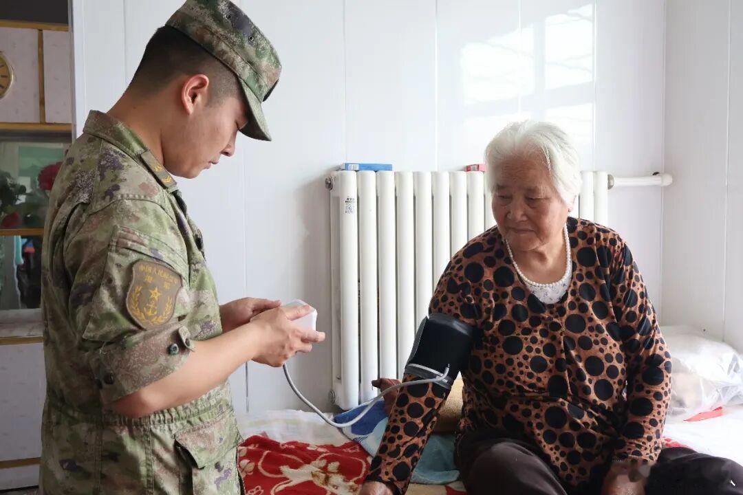 【这座小岛上，藏着军民双向奔赴的温情……】近期，北部战区海军某雷达站中士于家兴带领3名新兵，挎着工具箱、拎着清扫用具，前往附近村落看望独居老人。对于他们来说，这并非节日里的“规定动作”，而是一茬茬官兵接续传承下来的日常习惯。（监制：牛洪波 王悦 编审：赵阳  编辑：娄欣辉 吕刘洋 文字 ​
