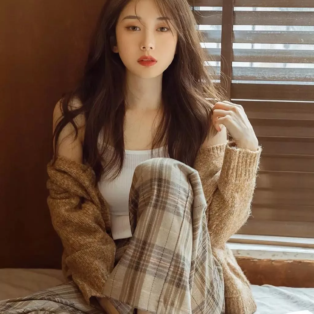 慵懒的午后，温柔的阳光洒进房间，美少女慵懒地坐在床上，享受着惬意的时光。