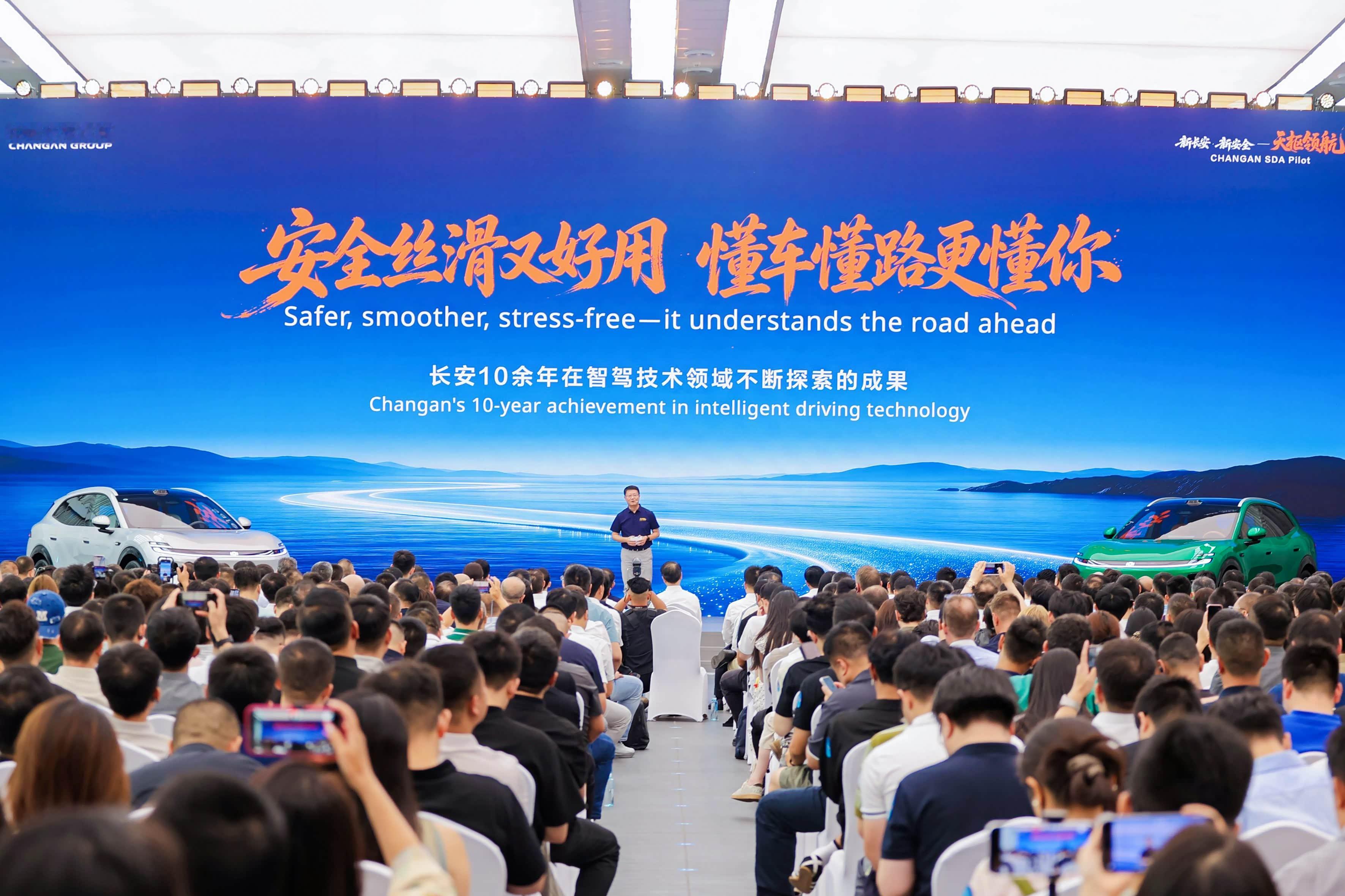 长安智驾自研：不是切割华为，是拿回主导权

长安汽车明确主品牌仅搭载自研天枢领航，并非与华为“切割”，而是精准调整合作边界。阿维塔仍绑定华为hi模式，深蓝并行多方案，华为从核心方案商变为高端子品牌可选伙伴。

这一选择源于品牌生存焦虑。高管坦言，缺乏自研能力便无法构建差异化体验，长期依赖外部方案会丧