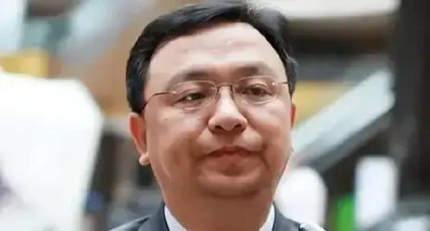 比亚迪的董事长王传福高中时回家要生活费时，他嫂子张秀菊做出了一个令小叔子怎么也想不到的事情，如今那个卖嫁妆供小叔子上学的农村女人，现在怎么样了？
 
王传福站在院门口，手里捏着空了一半的布书包。他看见嫂子在灶台边忙活，腰弯得很低。屋里飘出红薯粥的气味。他张了张嘴，没发出声音。
 
张秀菊回头看见他，