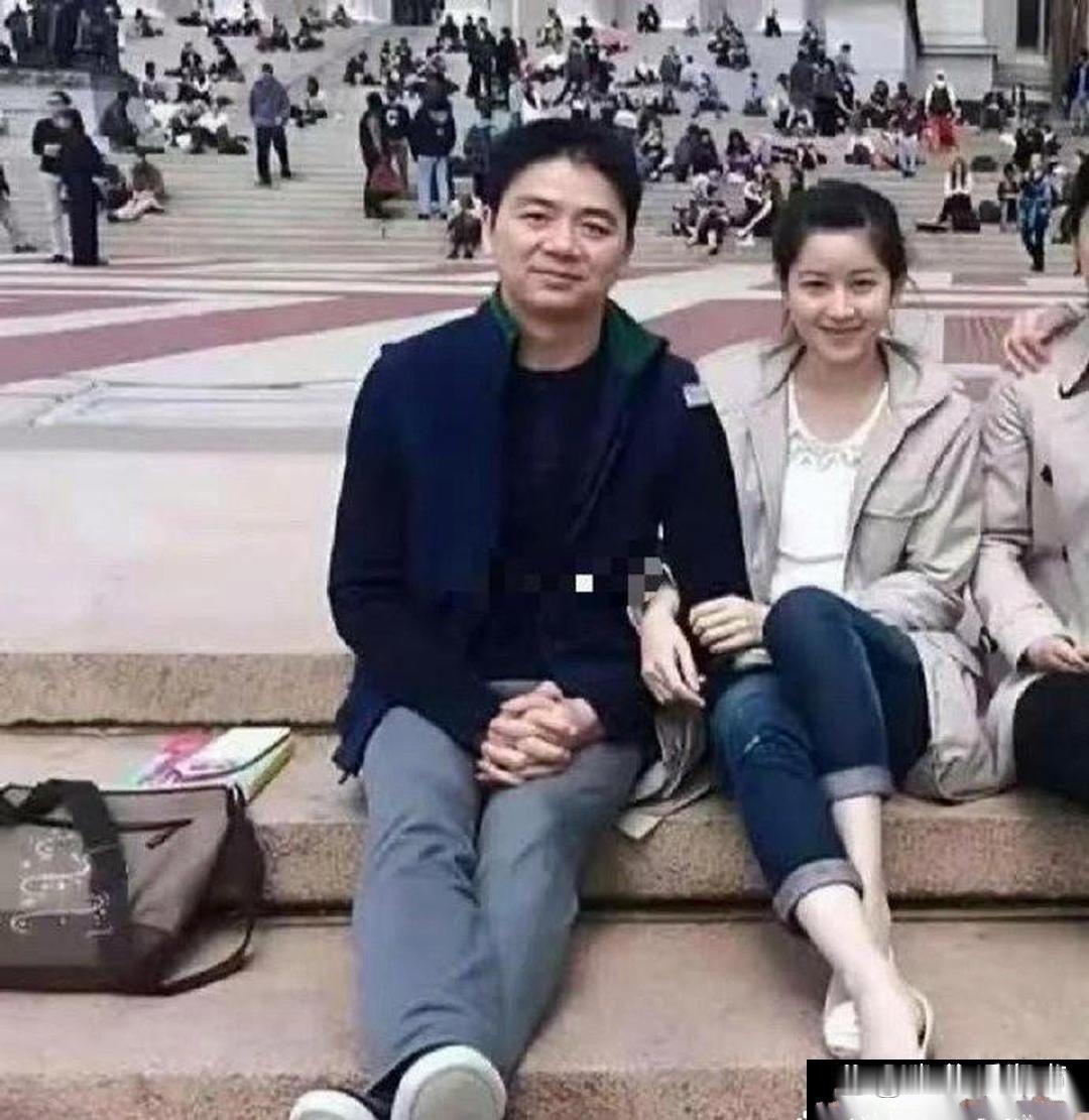 那会儿刘强东38岁，章泽天才18岁，两人刚认识没多久。 ​