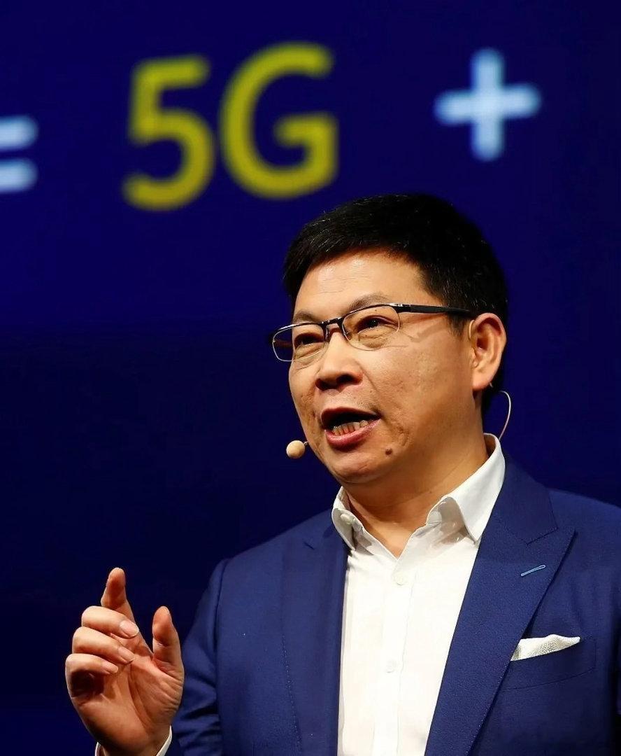 余承东说了句大实话：华为手机在亏本卖。

国庆期间，余承东在国际媒体圆桌会议上交底。存储涨价，每部手机成本增加超200美元。华为自行消化，利润大幅下降。他说，未来不得不提价。

研发投入1.8万亿，麒麟9050 Pro性能提升31%。巴龙、ISP、CPU、GPU、NPU全部自研。最关键的是“逻辑折叠”技术，绕开E ​