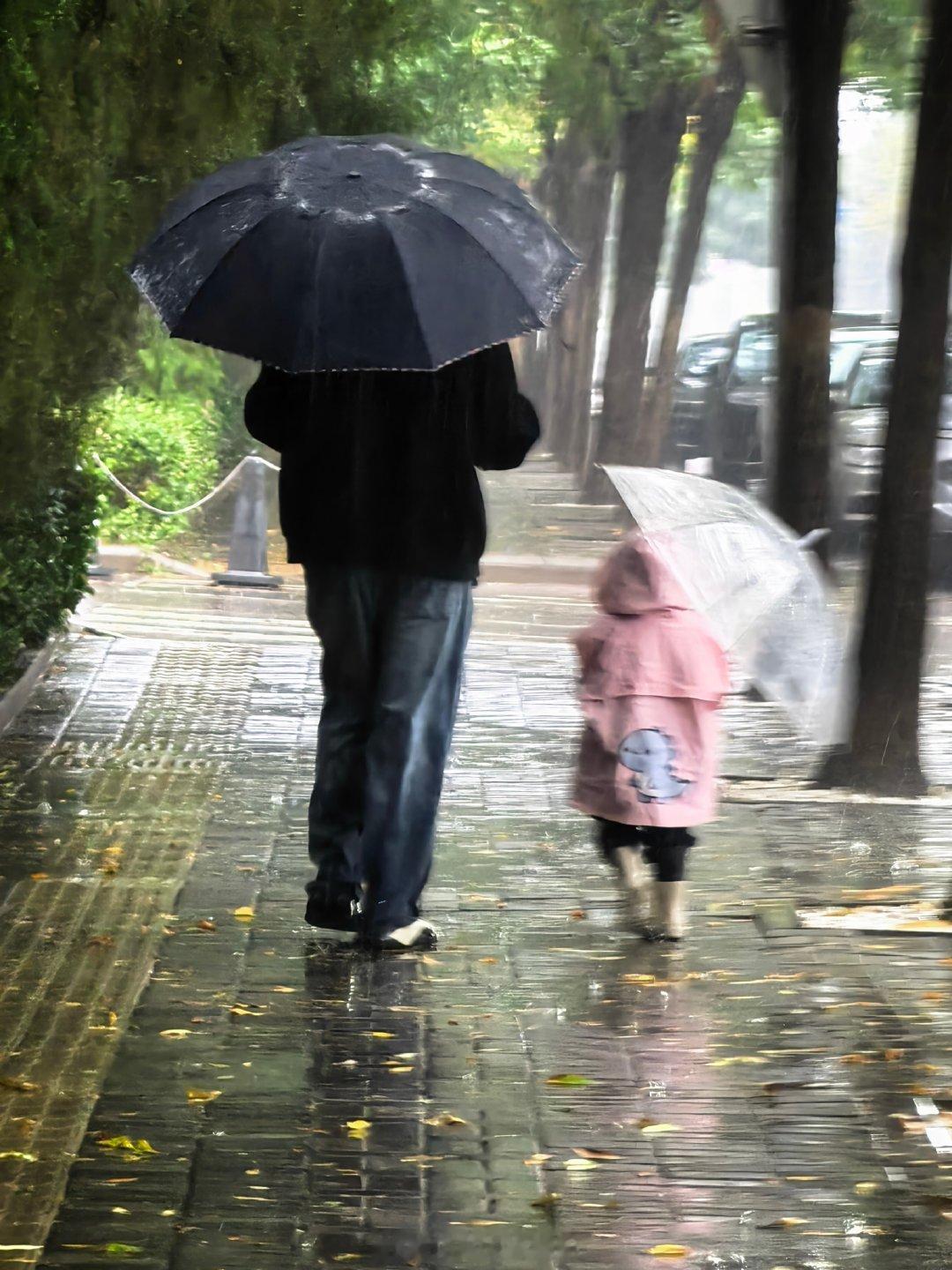 #北京大兴消防[超话]##北京迎入秋最强降雨# 你的小雨鞋还在吗？#你的小雨鞋还在吗？# 雨天路滑，家长们一定要看好孩子！ ​