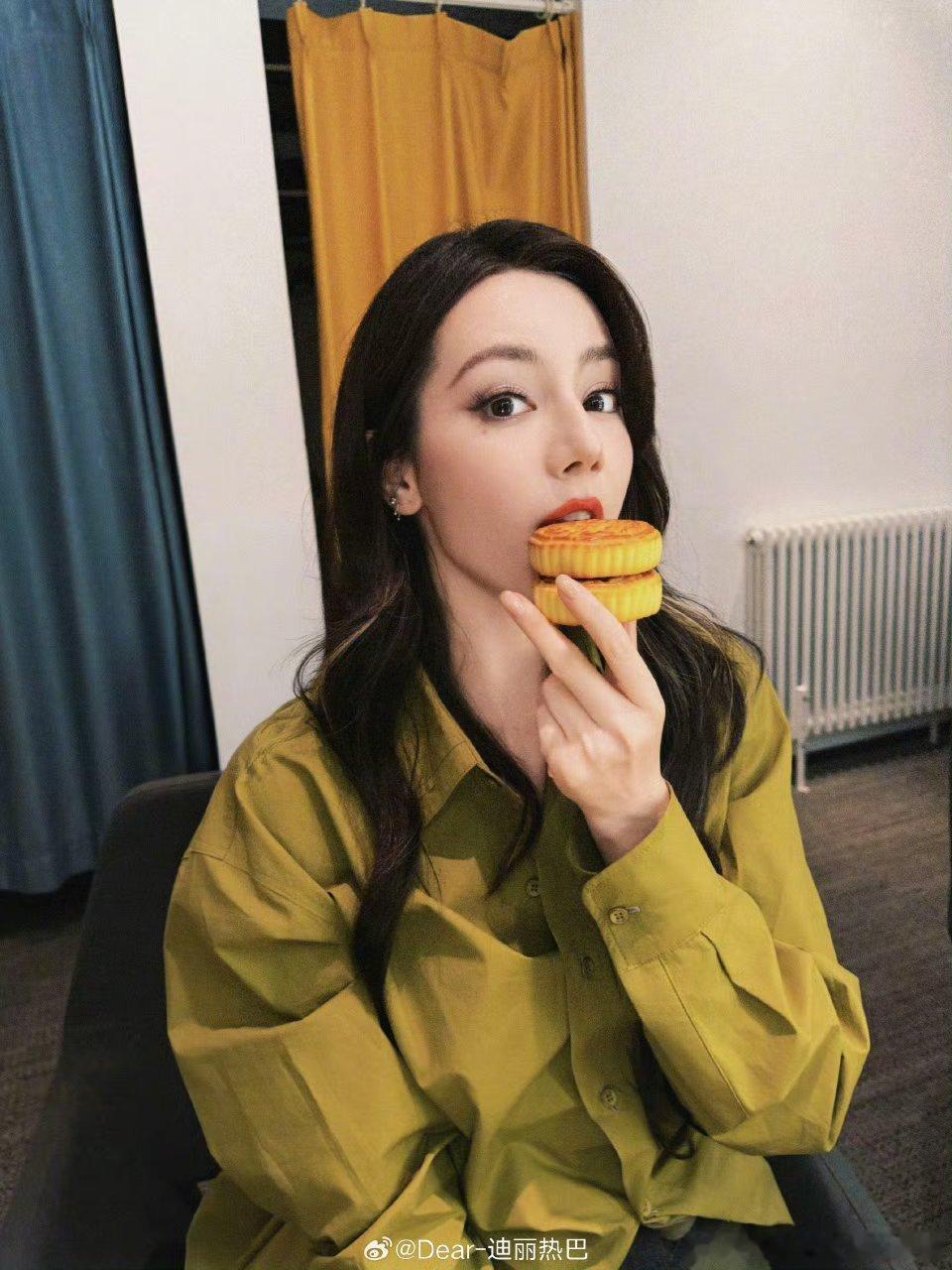 热巴姐～中秋节快乐(๑ᴖ◡ᴖ๑)🌕#迪丽热巴[超话]# ​