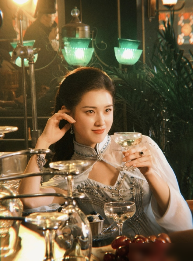 郭宇欣在《玉簟秋》里演女二陶紫宜，开播第一天，夸她的热搜比丞磊、徐若晗加起来还多。
人设是巨富名媛，骄纵明艳，因爱生偏执，挺带感的。可观众不买账，说她一举一动都带着短剧那股掐腰壁咚的短平快，正经长剧的留白全给演成表情包，油腻轻浮四个字直接挂脸上。
再看柯淳、马秋元，短剧里封神，进长剧全露馅。镜头