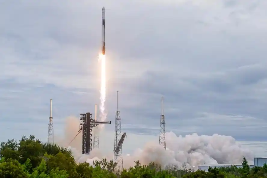 美国太空军居然被一家民企的产品换代给“卡了脖子”。
SpaceX占2025年美国发射量85%这个数摆出来，问题就清楚了：猎鹰9号要退役给星舰让路，可星舰那个“Pez糖果分配器”式小滑动门弹射卫星的设计，跟许多军用卫星需要的大货舱不兼容。
五角大楼嘴上说“有点慌”，公开报道时提到这句，翻译过来就是能打