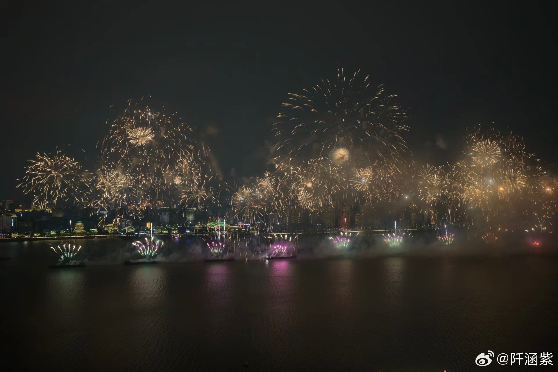 #南昌国庆邀你赴烟花之约# 这是刚刚的南昌！赣江夜空被漫天焰火点亮，满目皆是浪漫🎆
 
今晚8点，“新征程 勇前行”2026南昌国庆烟花晚会在“赣江之心”老官洲水域震撼上演。以天为幕、以江为台、以城为景，45分钟沉浸式盛宴里，数万发烟花次第升空，红如杜鹃、金若流瀑，在赣江水面铺出漫天星河；50 ​