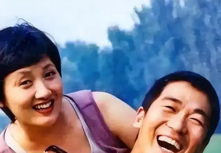 张国立和前妻这事儿，最有意思的就是那笔三十多年没涨过一分钱的生活费

1988年定下的数，到今天，康熙爷的身价都翻了几百倍了，这钱愣是一天没停过，也一分没多过

很多人骂张国立薄情、抠门，说他愧对前妻罗秀春

但你细品，这事儿根本就不是钱的事

罗秀春自己是副高职称退休，退休金足够花，名下还有好几套
