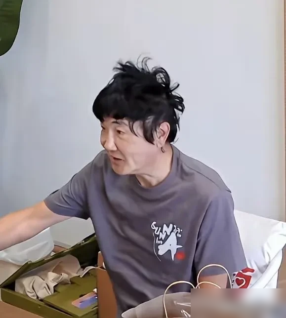 孙楠近照曝光，脸垮得厉害，网友直接炸了。坚持吃素十几年，结果比同龄人还显老，这养生养了个寂寞？
更绝的是张静初。天天在直播间灌蔬菜汁，把芹菜当零食，满屏都是绿油油的。她说中医把脉，身体很平衡。
可网友不买账。扒出她早年啃肉的旧照，还有一堆皮包皮靴，转头就立素食人设，评论区翻车翻得底朝天。
说白