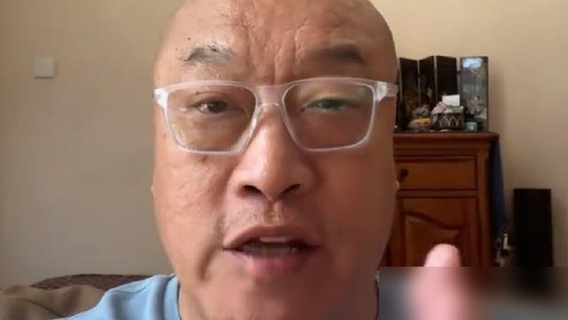 5年1.39亿，雷霆直接锁死卡森·华莱士。
很多人觉得疯了，雷霆薪资马上要炸穿第二土豪线，后面肯定得拆队交易。但马健说得明白，这钱花得稳赚不赔。
防守顶级，骨子里带着求胜本能，菜鸟赛季就让戴格诺特点名夸。更狠的是季后赛三分命中率，大心脏，越关键越敢扔。
休赛期这小子没飘，一对一练多尔特，一对四
