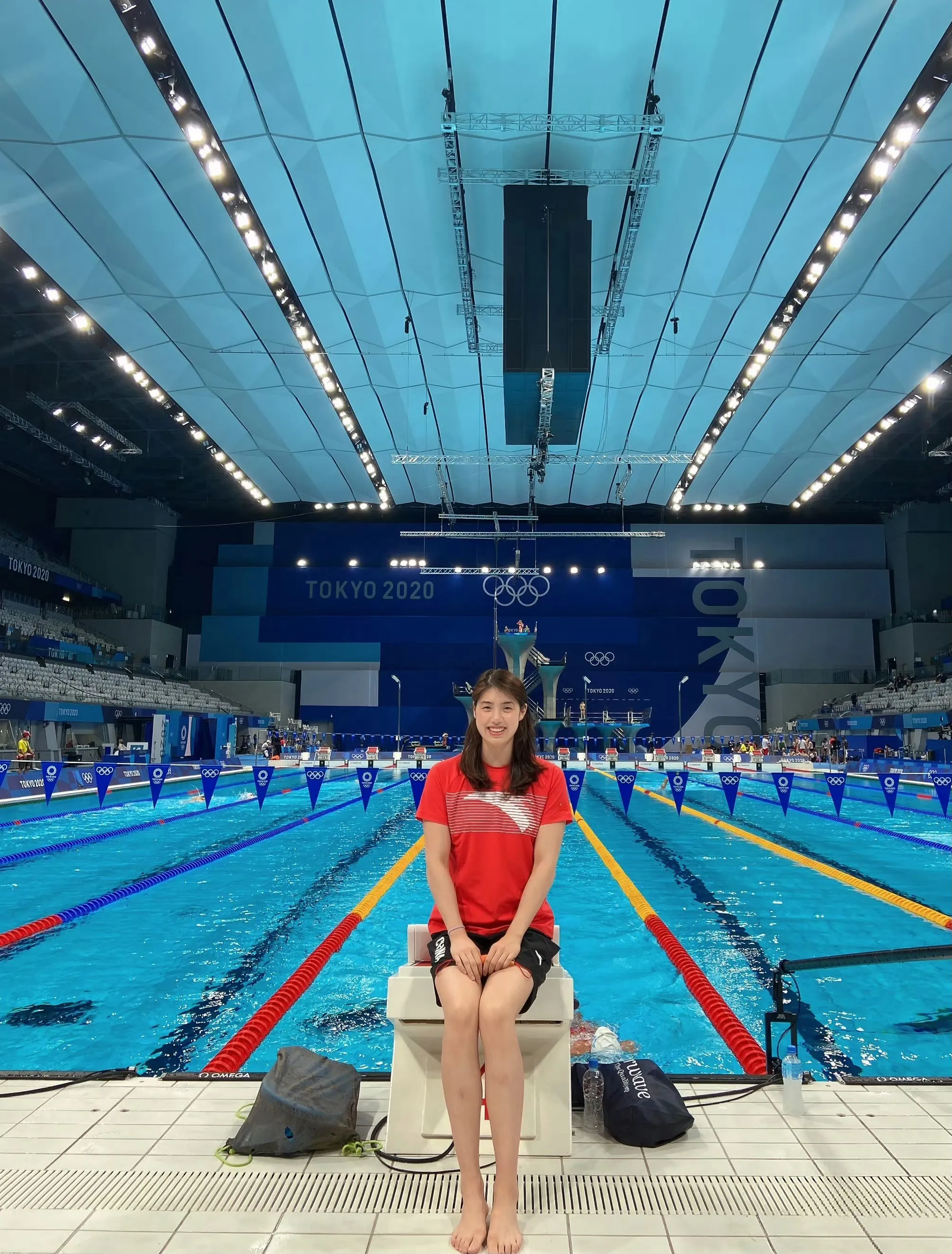 5年前，运动员张雨霏在奥运会游泳赛馆的一张留影，漂亮自信、年轻活力；5年后，风采依旧、实力仍在，恭喜她和队友蝉联名古屋亚运会女子4×100米自由泳接力赛冠军并打破赛会记录。