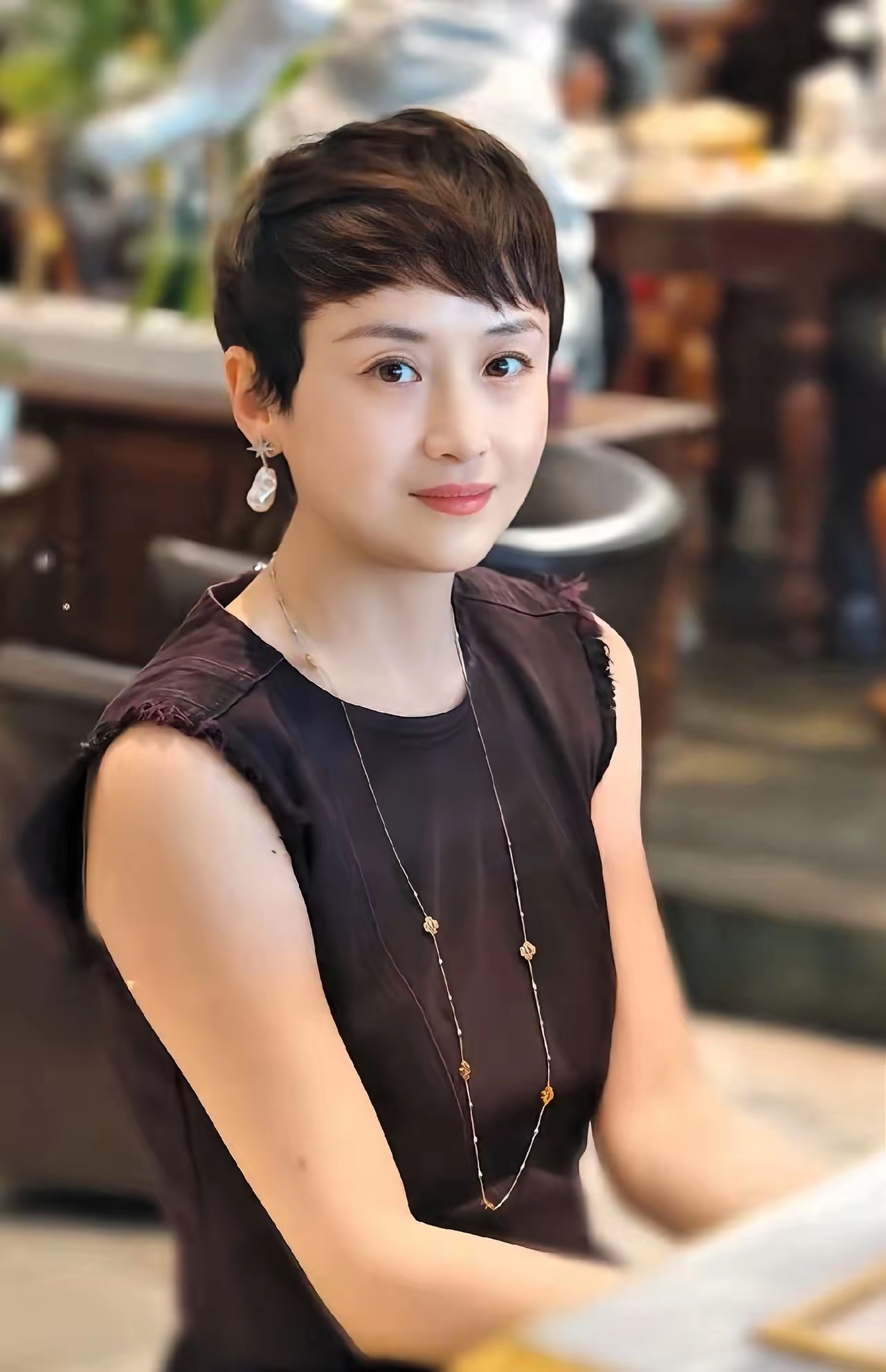 不知道还有多少人记得傅淼。
时隔这么多年，岁月似乎格外善待她，依旧美得惊艳。自带冷艳高贵的气质，颜值拿来和陈好、宋佳相比，也完全不落下风，演技同样十分能打。

傅淼1980年生于青岛，是演员兼主持人，毕业于上海戏剧学院表演系。
入行二十余载，出演过不少影视剧的重要角色。但她为人低调，不炒作，也很少上