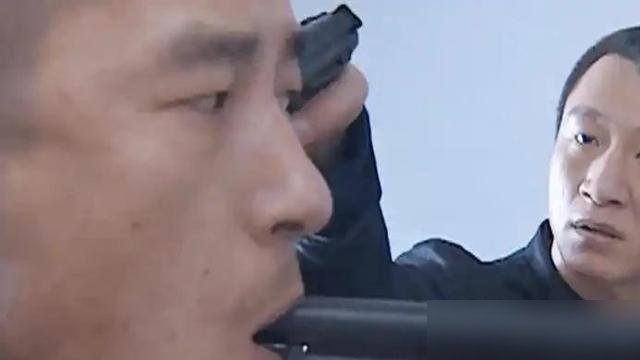 刘华强最狠的底牌，不是那帮拿刀的小弟，是金宝和大鹏。这俩人平时不吭声，一出手就是奔着要命去的，刘华强指哪打哪，从不问为什么。
再看韩跃平、胡大海，看着像混子，其实一个管脑子一个管后路。抢钱、跑路、藏身、踩点，全他俩兜底。整个团伙拢共没几个人，愣是把当地那些动辄几十号人的老炮儿吓到不敢露头。
说白