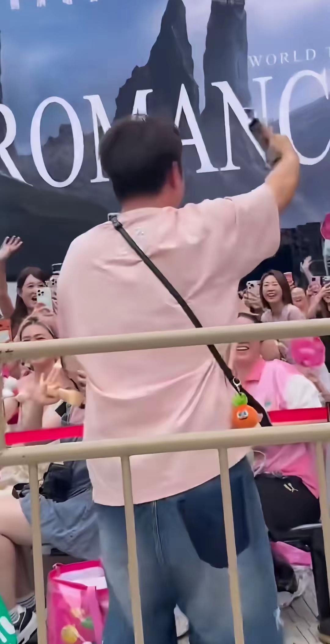 汪苏泷北京演唱会 汪苏泷演唱会发现杜海涛，那高兴的劲儿都快溢出屏幕了😀杜海涛 汪苏泷