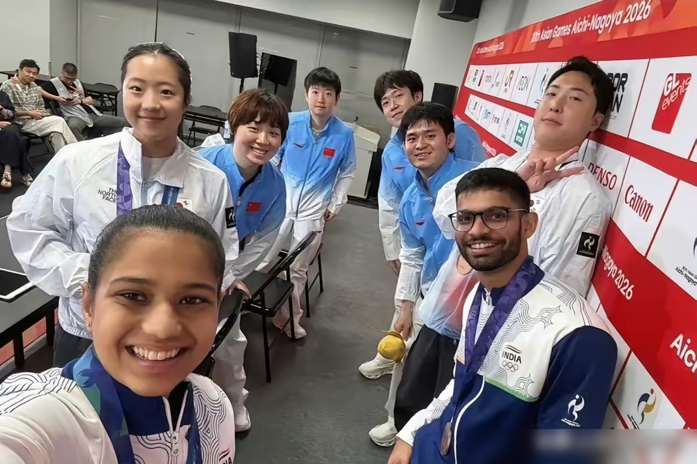 莎头组合输给了一对05后，亚军领奖台上俩人都没笑。
9月26日亚运混双决赛，林诗栋/蒯曼4比0直接横扫王楚钦/孙颖莎。四局比分全都是11比9，看着悬殊，其实局局咬到爆。王楚钦第四局左肩拉伤，孙颖莎决赛前一小时刚打完女双。
赛后林诗栋说和头哥莎姐打压力非常大，王楚钦说每局其实很接近，孙颖莎只说了一