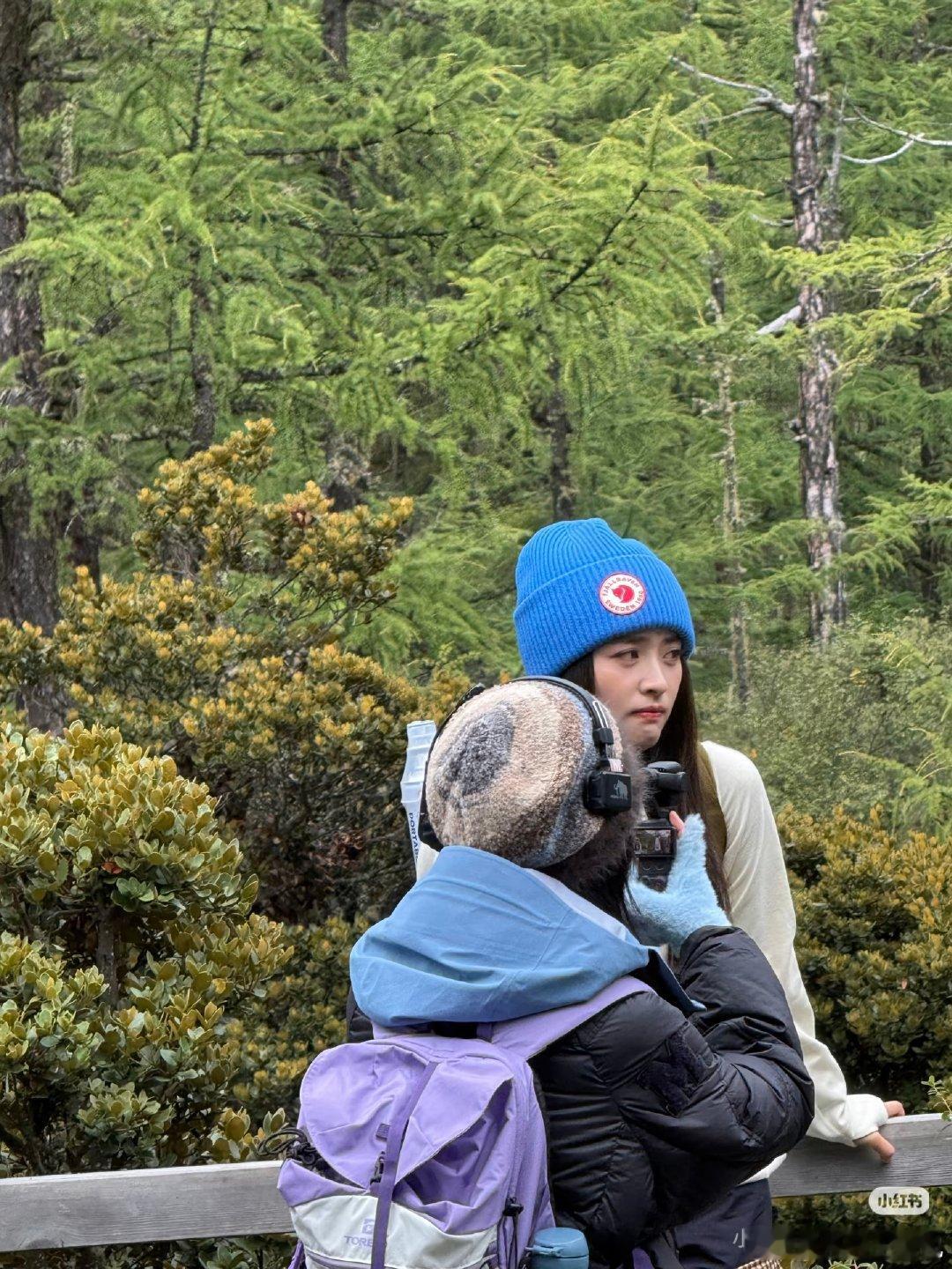 稻城亚丁拍摄路透，随身备着两瓶氧气瓶，工作人员帮她拍照📸
沈月宣传委员上线，谭松韵贴心提醒徒步完记得拉伸。
向着兰香攀高峰，每一步都勇敢无畏、稳稳当当，祝她们友谊长存。
#谭松韵感谢沈月# ︱#沈月的月光手帐# ​