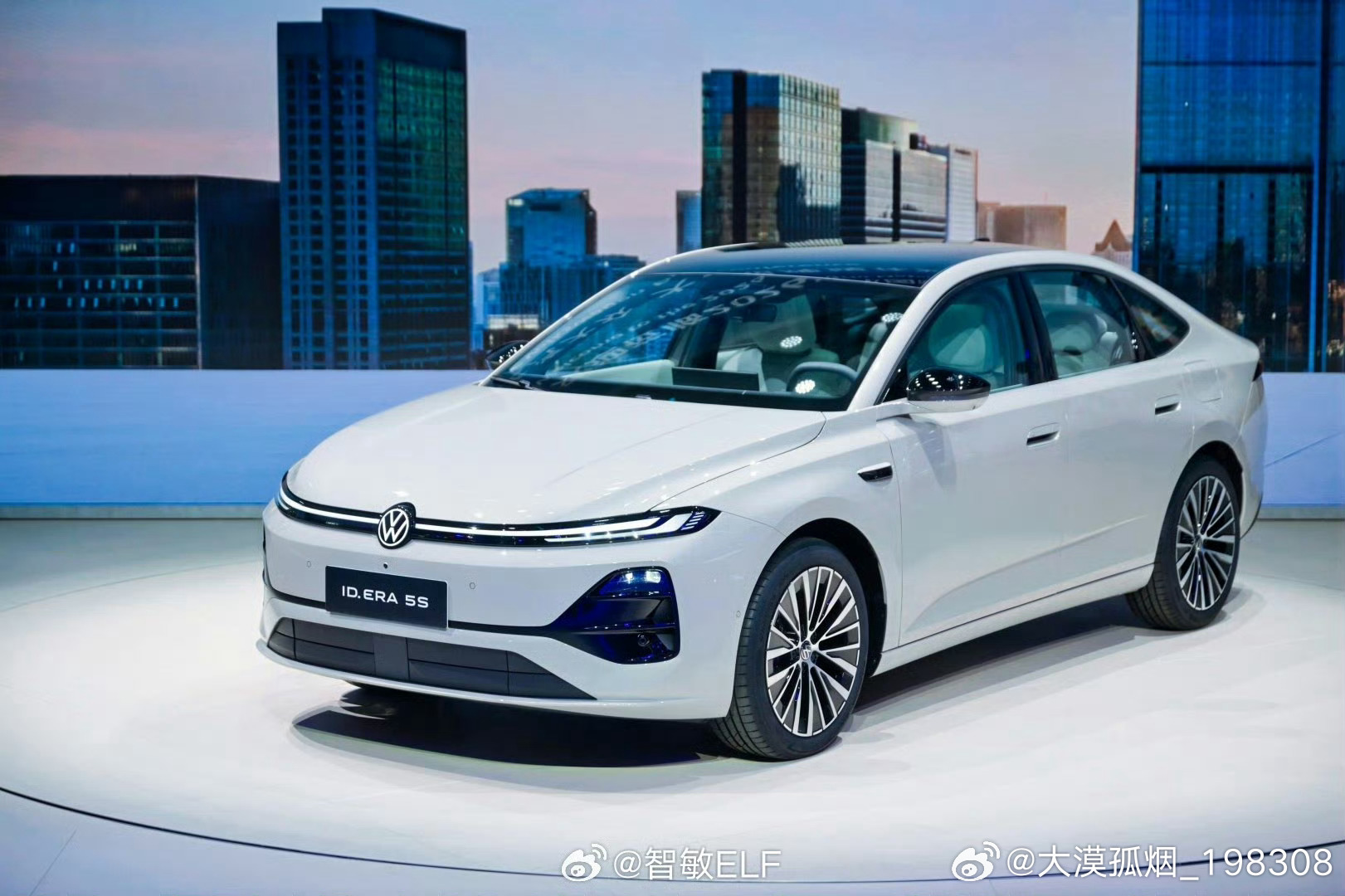 成都车展上，插混版帕萨特上市了[doge]

ID.ERA 5S这个价格还有点小小意外的，8.99w

合资品牌新能源价格比秦Max还便宜，比自家速腾L也便宜，大众这次有点“疯魔”[老师好]11.49万起就带城市NOA，CLTC纯电续航160km，亏电油耗2.82L/100km，综合续航超2000km。
这车有搞头，但这价格算是彻底拉下了大众 ​