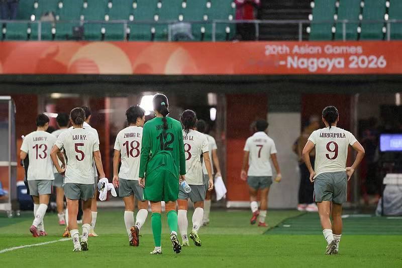 中国女足0-1不敌韩国，错失亚运铜牌，位列赛事第四
 
2026年10月2日，爱知·名古屋亚运会女足铜牌争夺战，在静冈县小笠山综合运动公园体育场打响。中国女足迎战韩国队，最终0比1憾负对手，没能站上领奖台，在本届亚运会拿到第四名。
 
在此之前的半决赛，中国女足0:2不敌朝鲜队，失去晋级决赛争夺金牌