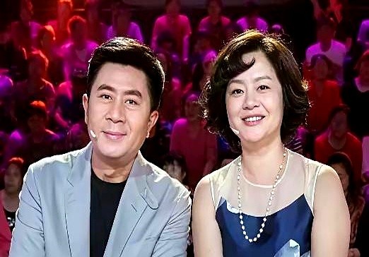 全网盯着那张节目截图猛看，第一反应全是：郭凯敏怎么跟鞠萍姐姐走到一块了？

照片里坐在郭凯敏旁边的女士，眉眼弯弯，透着一股全国人民都熟的亲切感。网友把照片放大再放大，差点脱口喊出那句童年问候。

真闹乌龙了。这根本不是鞠萍，而是郭凯敏藏了半辈子的结发妻子刘晓春。这些年她不争不抢，就这么安安静静坐在老