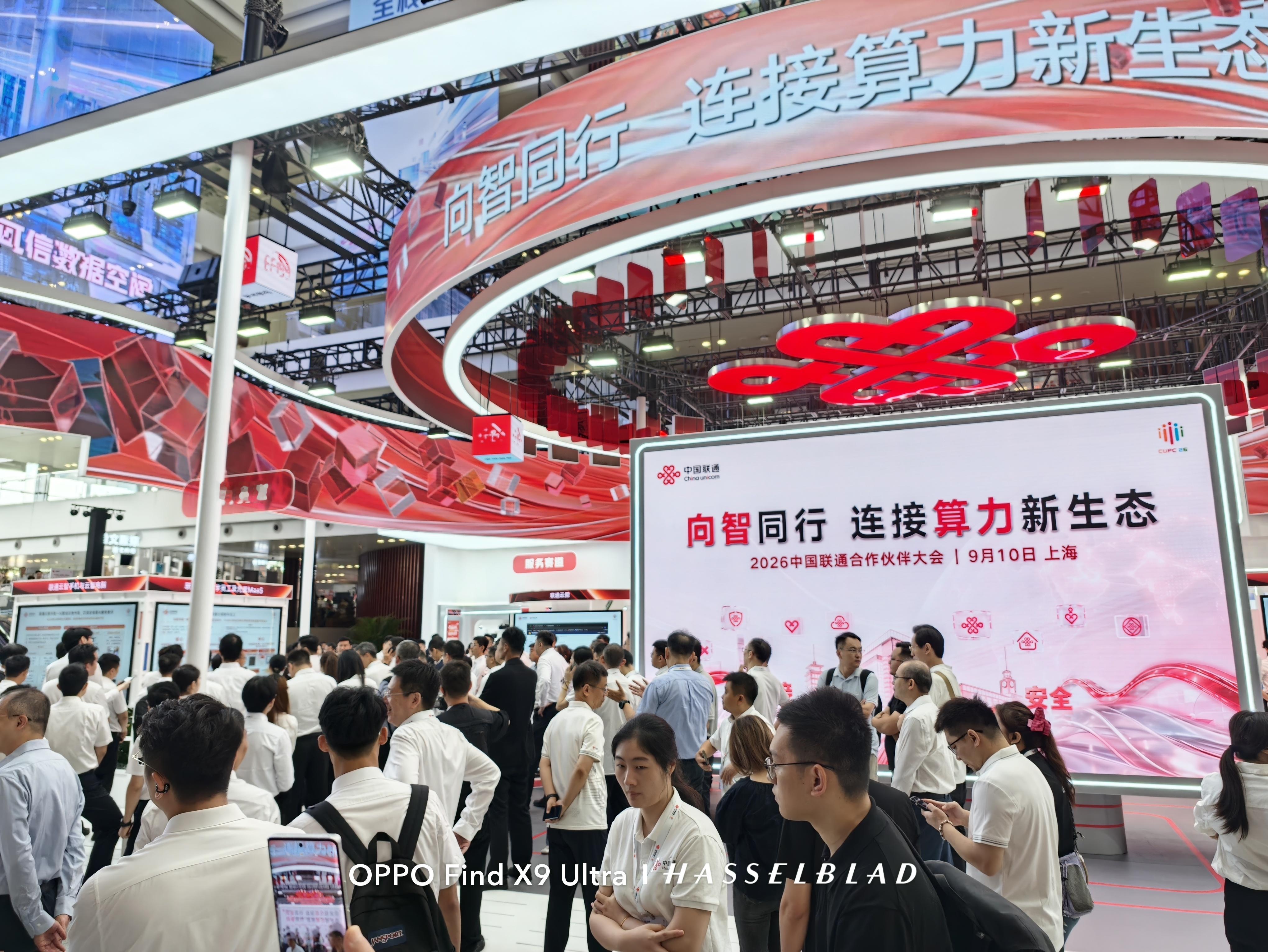 #中国联通合作伙伴大会#中国联通“eSIM尝鲜季2026”在伙伴大会上正式启动，标志着手机正式迈入“四号时代”！未来主流机型将普及“2实体卡+2eSIM”配置，实现一机四号，彻底告别插拔卡的烦恼。为迎接下半年预计2000万台的市场爆发，联通从玩法、服务、权益三大维度全面升级，推出权益自选、线下“店+人 ​