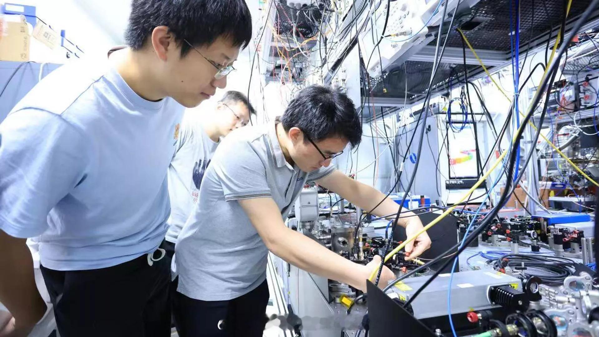 【#中国科研团队研制出“核光钟”#】#中国科学家研制成功核光钟#据央视新闻报道，日前，中国清华大学联合国内多个研究团队，在国际上率先研制出“核光钟”，实现了量子精密测量由电子跃迁迈向原子核跃迁，为新一代高性能时间频率基准、深空探测和基础物理研究等开辟新的技术路径。研究成果于10月7日在 ​