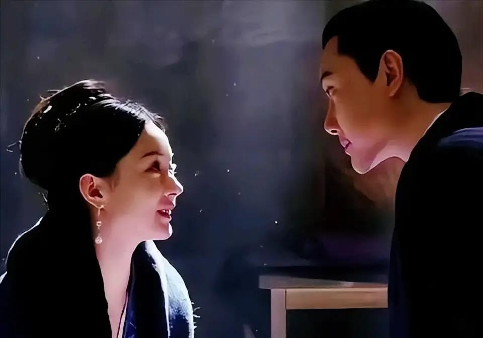 一场大火拍完，监视器后的导演连呼吸都紧着，手半举在空中死活不敢喊停

他心里太明白了，眼前这转瞬即逝的镜头就算拿十个亿来换都不卖

当时赵丽颖满脸黑灰地一头撞进冯绍峰怀里，压根没按剧本写的那样痛哭流涕

她就只是死命地哆嗦，停不下来地抖

冯绍峰事后回忆，那一刻她睫毛上全结着黑乎乎的渣子，头发上散发