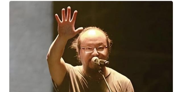 窦靖童和窦佳嫄是同父异母的亲姐妹，却活出了两种差别很大的生活。早年采访里，窦靖童说自己回北京后一直租房住，房租、吃饭和专辑制作费都靠自己挣，交完房租能吃饭、能出去走走，她就觉得够了。另一边，窦佳嫄曾在节目里聊到，自己二十岁之前和父亲几乎没怎么联系，网上那些四合院、巨额抚养费的传闻，还是她看到后跑去问
