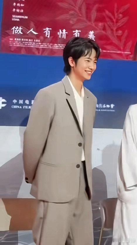 #王彦桐在威尼斯切换主持人格##王彦桐衣锦还乡的木生既视感#   
看到了王彦桐穿着西装亮相威尼斯，切换了主持人格的王彦桐，依旧精彩不怯场啊，戏里木生的夙愿戏外王彦桐穿着西装带着木生向我们走来了。还参与了一段主持，扎实的主持功底真的很不错啊，王彦桐做演员做主持都精彩啊！ ​