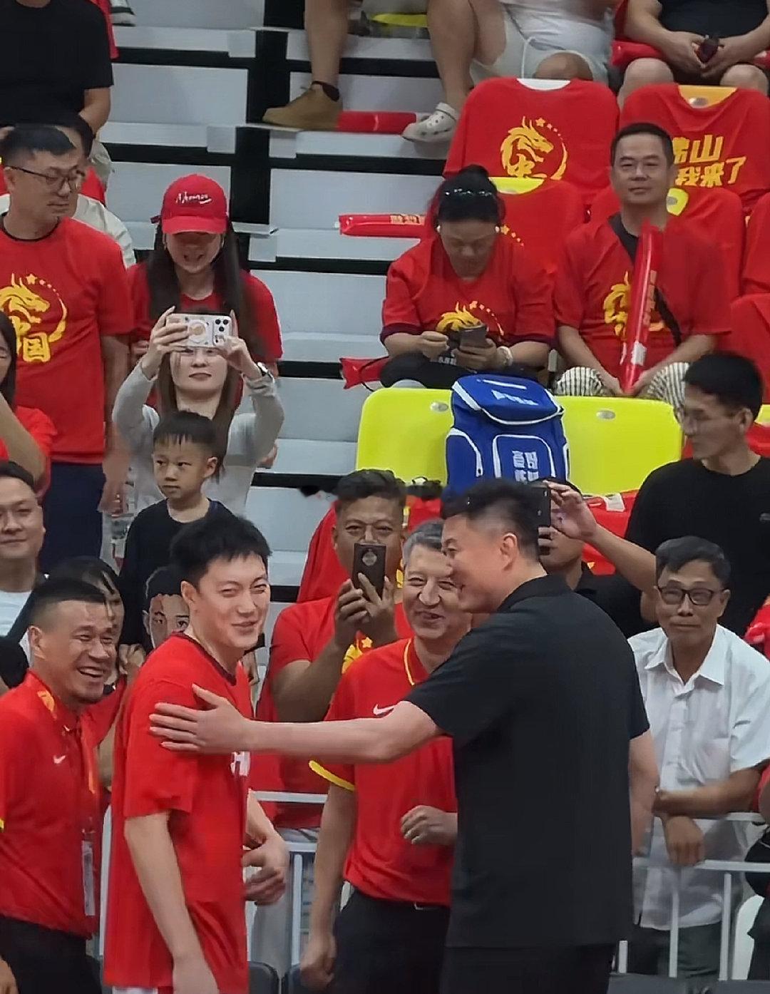 #胡明轩 三分手感# 
杜导：三分不错，给你点赞👍
胡椒仔：当这么多人面夸，多不好意思[doge]

#广东宏远[超话]##中国男篮26分大胜卡塔尔男篮##胡明轩# ​