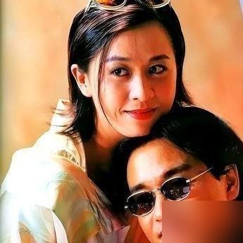 刘嘉玲最近晒了张照片，梁朝伟皱着眉劝她别吃了，她直接回呛：你不要管我啦。就这一句，把俩人过了快40年的底牌全亮出来了。
她上节目说，年轻时候觉得爱就是天天腻一块儿。现在？梁朝伟不在家，她一个人待着，舒服得很。
这话搁别人嘴里像嘴硬，搁她这儿是真通透。一动一静，各过各的，谁也不改造谁。
她还老提
