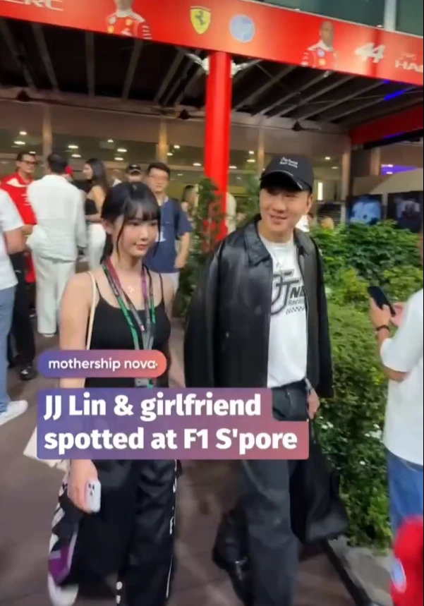 林俊杰和女友七七F1观赛结束后牵手离开，察觉女友局促，轻声安抚：不要害羞，别那么紧张。 ​