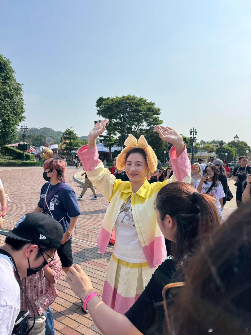 #张柏芝对粉丝也太大方了# 张柏芝这波宠粉足够出圈，没有停留在口头，直接兑现迪士尼之约。承担粉丝机票，相聚香港迪士尼，让粉丝拥有一次特别的回忆。#张柏芝兑现粉丝迪士尼约定# ​