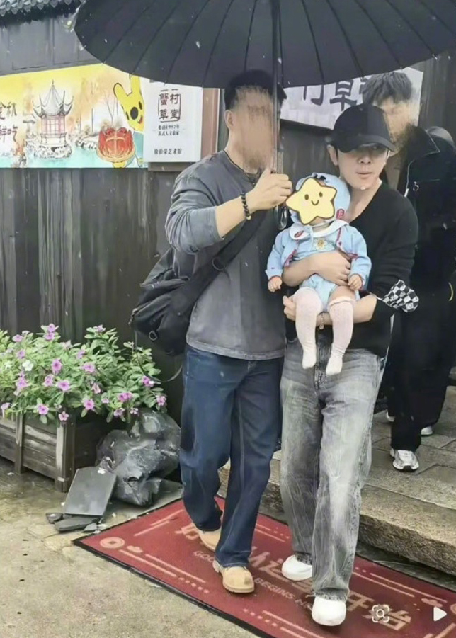 李佳琦抱娃冲上热搜：网友是不是把明星私生活扒得太狠了？
一张偶遇照片，直接炸出热搜：李佳琦抱着小孩出行，全网开始疯狂猜测，是不是悄悄生娃了？ 直播间他亲自解释：这是朋友的孩子。一句话澄清，可质疑声依旧没完没了。
我想问一句：普通人出门抱朋友家孩子，谁会被围拍、被揣测家庭、被扒得底朝天？ 凭什么公众人