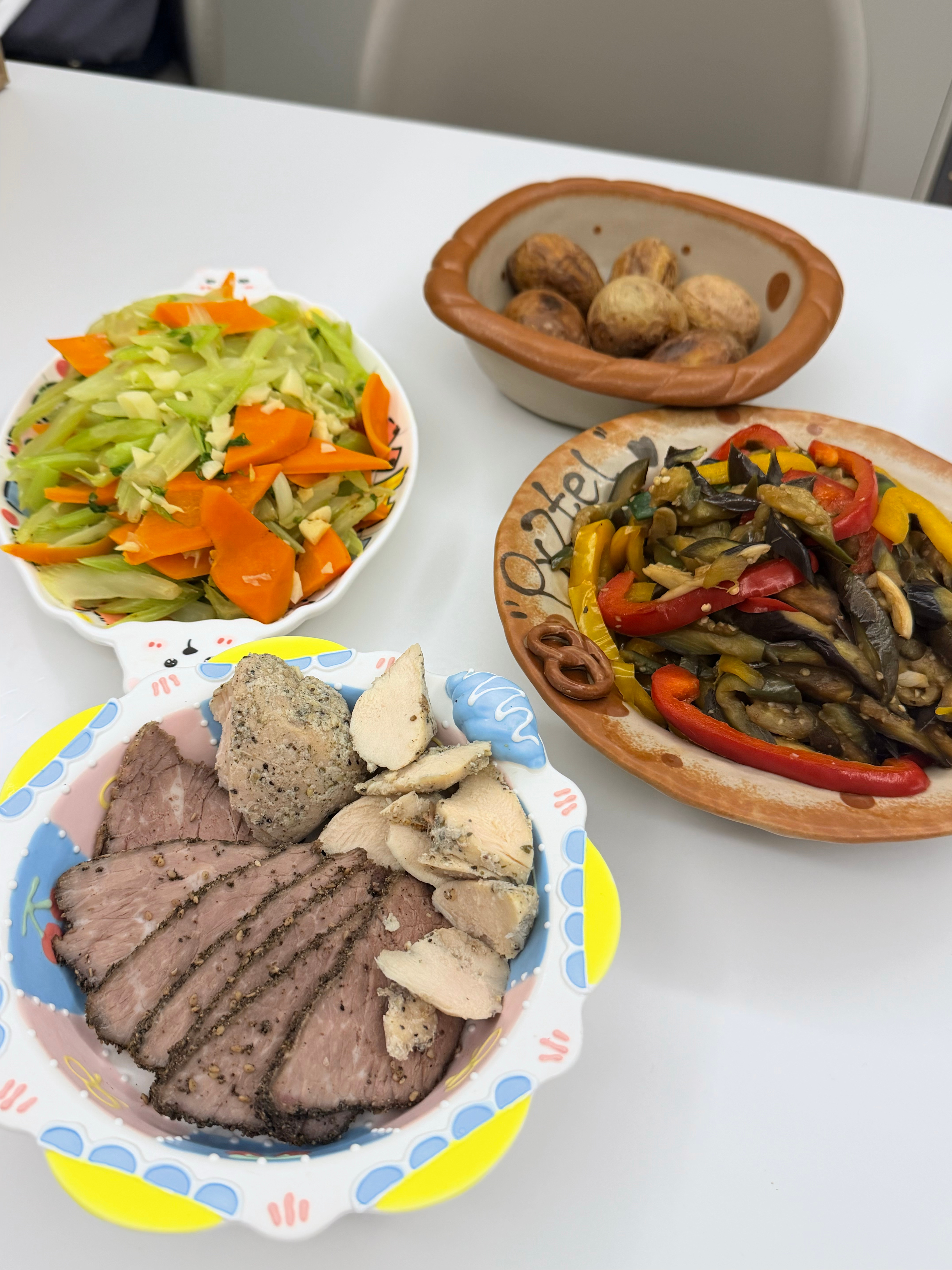 冰冰凉凉的榴莲配上香酥掉皮的烤可颂
谁研究的啊 ！太好吃了！！！！
柠檬芝士的蛋白棒吃起来柠檬香蛮好但是不够甜啊，不满足，让我非常想吃3+2
如意给我的山姆肉龙忘了拍照了，但是很好吃呀
香蕉磅蛋糕的模具一直没到，老做成矮胖子[哈哈]
新买的酵液吐司到了，糯叽叽的，胶质感非常足～
周末太美好了 ​
