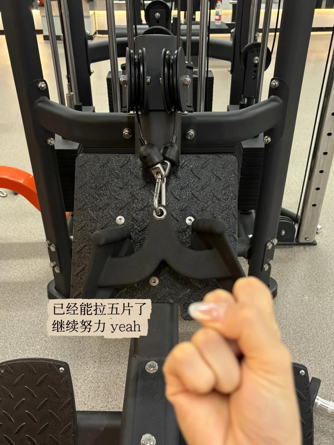 用具体的快乐对抗不具体的焦虑最近越来越觉得，治愈成年人的往往不是什么惊天动地的大事，而是那些微小却笃定的瞬间🫧。校园v计划日常大学生喜爱内容共创计划 顶着夏日的闷热去流一场汗💦，当身体被彻底透支又慢慢苏醒时，那种轻盈感仿佛把积压在心头的重量也一并卸下了🏋️♀️。那种不自觉陷入的心流模式，就像是一场心灵的深呼吸🍃。所以我们不需要为没发生过的事情而焦虑🙅♀️，而是去抓住身边看得见的快乐☀️，把当下的每一秒过得热气腾腾，就是对焦虑最漂亮的反击💪。