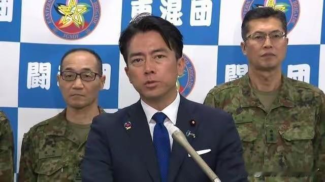 10月3日凌晨，那霸一家酒店发生恶性命案，一名39岁女性遭电话线勒死、财物被抢劫。次日，琉球警方以抢劫杀人罪名逮捕美军士兵巴拉德。
 
事件发酵后，美方迅速做出姿态：自10月9日起，驻琉球美军零点至凌晨5点禁止外出，为期30天；7‑9日暂停部分勤务、基地内外全面禁酒。日本外务省随即发声抗议，外相公开