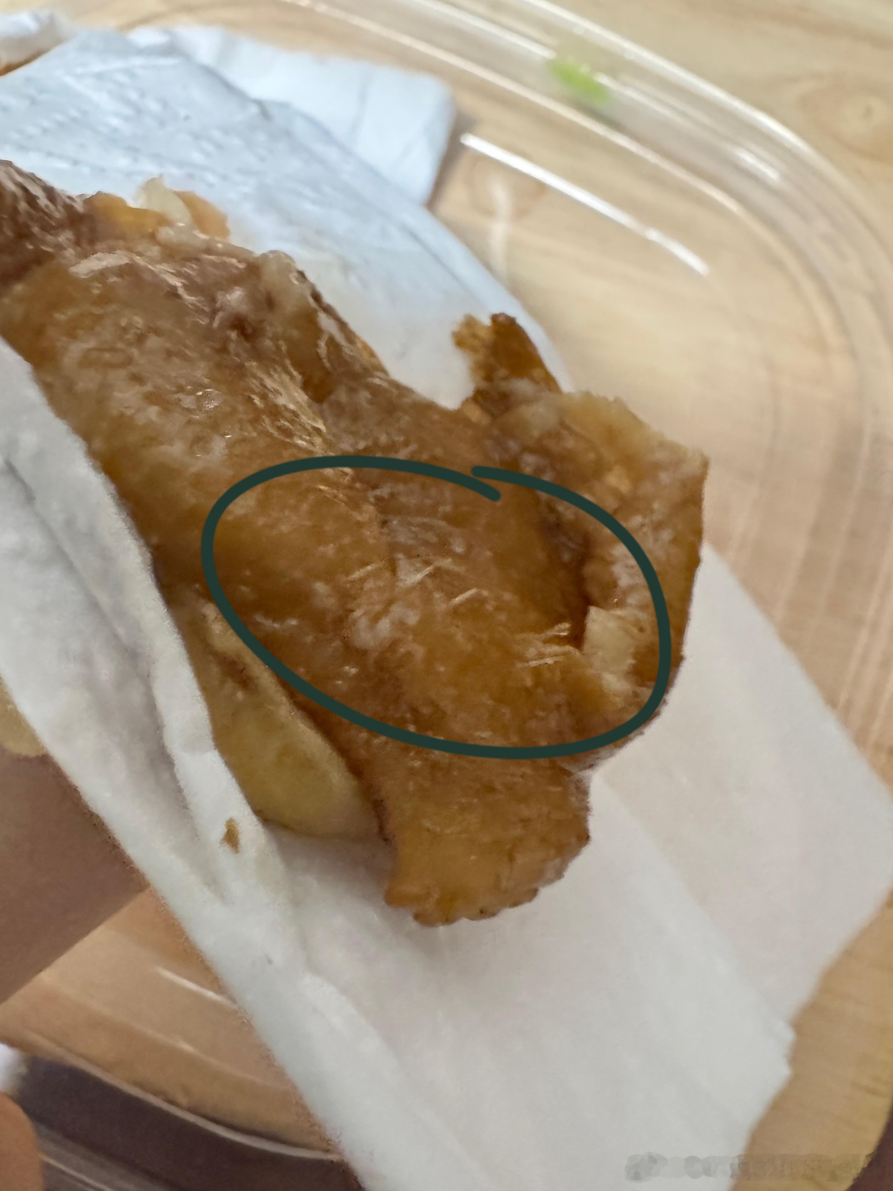 通过京东在永和大王点了两份鸭腿饭，到了之后发现鸭腿上的鸭毛清晰可见，于是没法吃，退，申请了退款，但是被商家拒绝。不得已申请了京东介入，京东客服冠冕堂皇地跟我说，即使看到你的照片上确实能拍到鸭腿上鸭毛有很多，但是我们不会处理的， ​