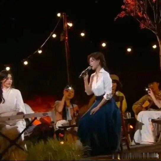 央视秋晚群星争艳，秦海璐慈祥温婉，撒贝宁康辉朱广权尼格买提合唱，李宇春第六次赴约，侯佩岑大垫肩长裙，毛晓彤眼妆出圈 ​