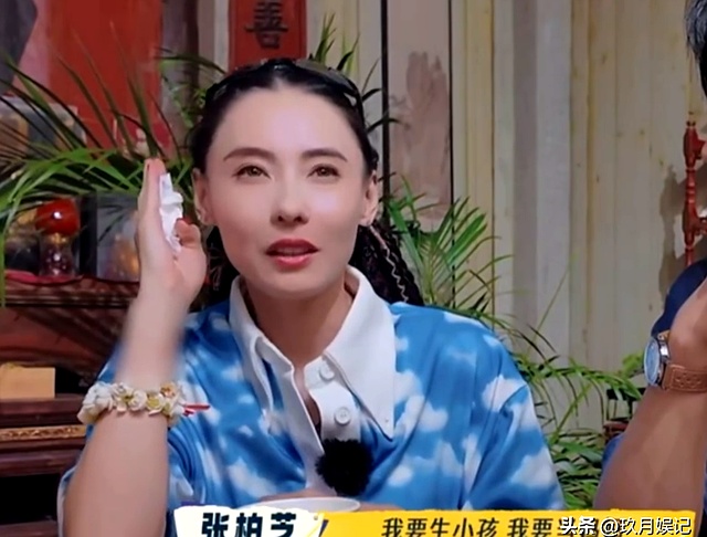 曾经大家眼里十分般配的两个人，分开之后走出了完全不同的人生路线。
 

张柏芝在公开场合聊起带娃的日常，还坦率讲出了自己对家庭和生育的真实念头。
 

另一边的谢霆锋则一心扎在舞台上忙着巡演，简简单单一条动态，就能看出他现在的生活重心。
 

网上总有人爱拿“拉开差距”这四个字来做文章。
 

可真
