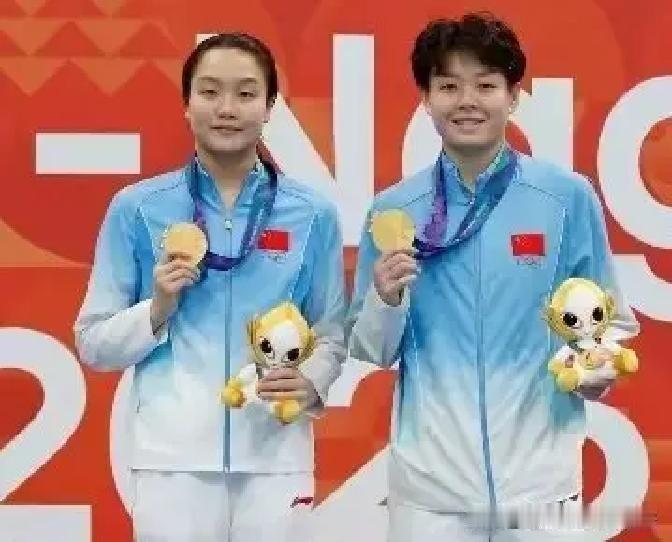 18岁小将一枪破亚运纪录碾压日本奥运冠军，20岁陈圆将雨夜夺回110米栏金牌，国乒男双末局11-1打崩日本，中国队单日12金奖牌破200，这批00后到底什么来头
名古屋的雨夜跑道上，20岁陈圆将在第五栏完成对日本夺冠热门拉希德的超越，13秒15撞线后冲着全场大喊“谁是第一？中国！”就在同一天，18岁